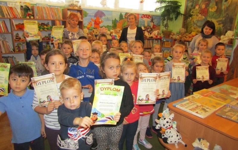 Przedszkolaki oficjalnie są czytelnikami pińczowskiej biblioteki. Było uroczyste pasowanie
