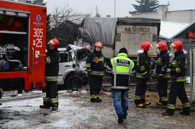 Ciężarówka staranowała samochód osobowy i uderzyła w budynek