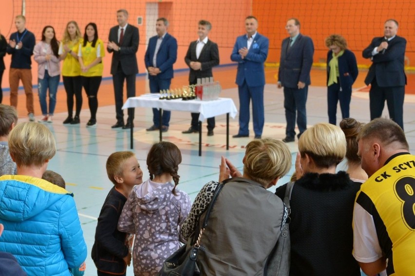W Daleszycach propagowali rodzicielstwo zastępcze. Na boisku zagrały VIPy