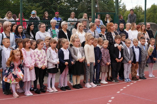 W Szkole Podstawowej nr 1 w Miastku odbyła się dzisiaj (1.09.2022 r.) gminna inauguracja roku szkolnego. W gminie Miastko naukę rozpoczęło prawie 1300 uczniów.