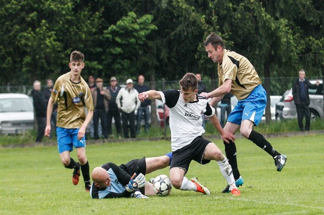 Piast Tuczempy (biało-czarne stroje) wywalczył historyczny awans do III ligi. To jednak Wisłok Wiśniowa był największą pozytywną niespodzianką rundy wiosennej, którą zaczął od ośmiu kolejnych wygranych. Nz. kadr z meczu tych dwóch drużyn, bodaj najbardziej szalonego spotkania sezonu.