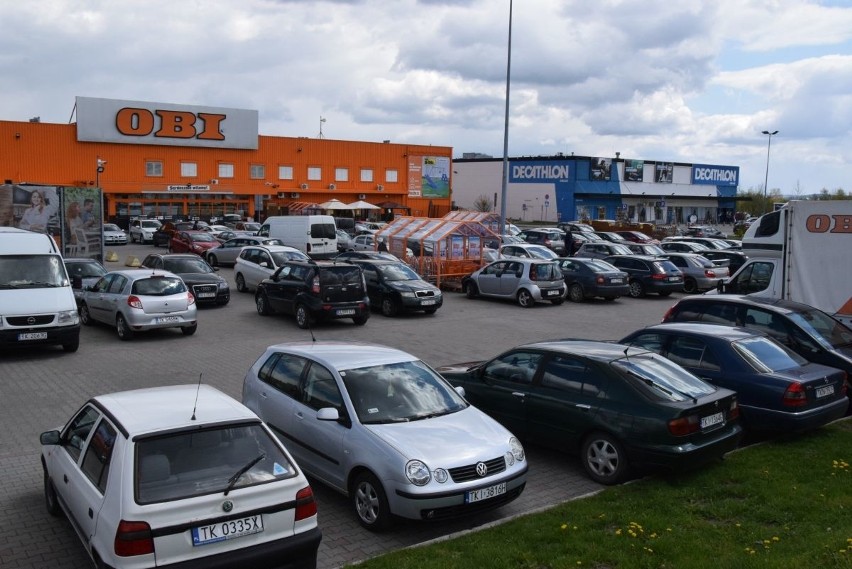 Najazd na markety budowlane w Kielcach. Pełne parkingi i duże zakupy. Zobacz zdjęcia