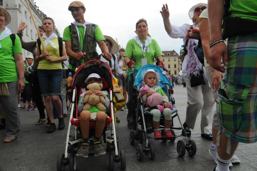 Pielgrzymi wyruszyli w drogę na Jasną Górę [ZDJĘCIA]