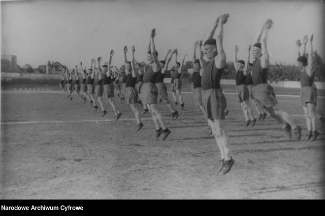 Archiwalne fotografie przedstawiają bydgoskich sportowców w latach 30. XX wieku.