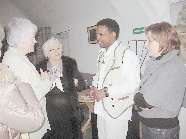 Juan Peres z żoną Renatą (z prawej) jeszcze długo po spotkaniu rozmawiali z gośćmi Galerii Pod Dachem Nieba