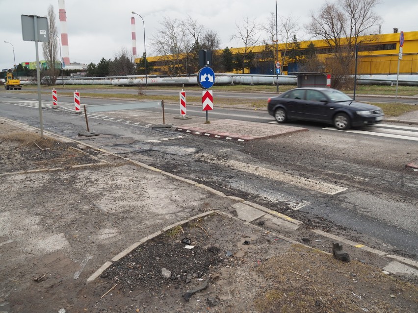 Po wypadku kierowcy skutera - na ul. Puszkina nadal pole minowe i zamknięty pas ruchu