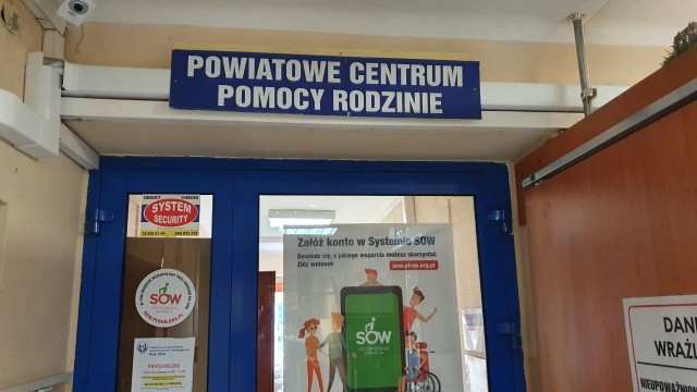 Wejście do Powiatowego Centrum Pomocy Rodzinie w Proszowicach