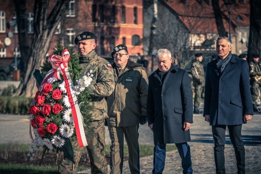 Na pamiątkę wyzwolenia miasta delegacje samorządowców,...