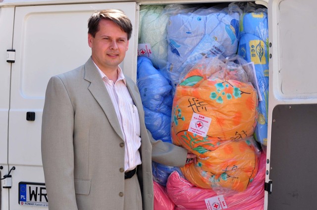 Wojciech Bernat, dyrektor Zespołu Szkół Samochodowych w Radomiu zadbał, by było czym zawieźć dary dla powodzian.
