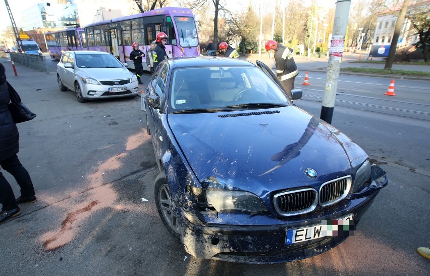 BMW uderzyło w motocyklistę na Rzgowskiej! Kierowca jednośladu w stanie ciężkim...