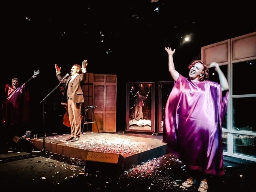 Teatr Powszechny w Radomiu kończy trudny sezon dwiema udanymi premierami i wystawą, a jeszcze będą piosenki Franka Sinatry  