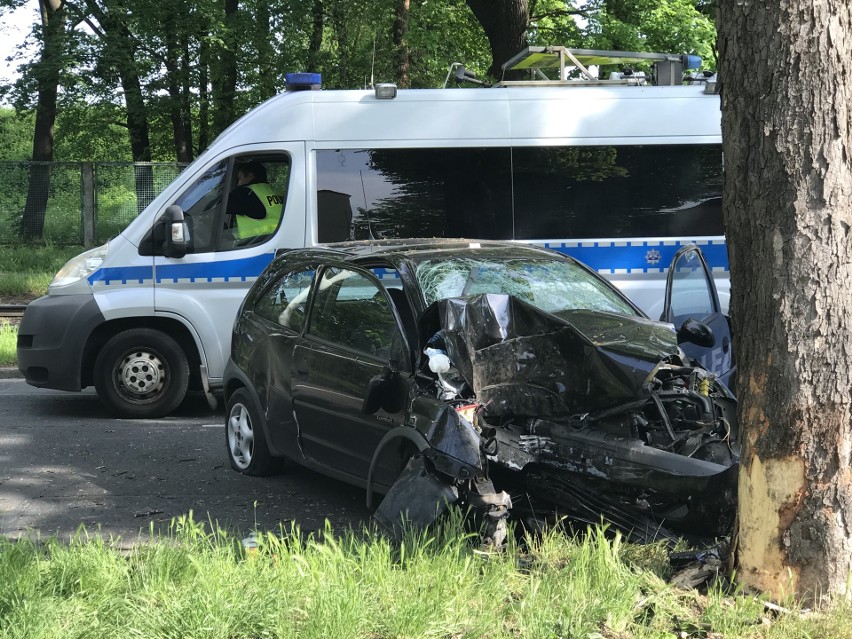 Wypadek na Sępolnie. Auto uderzyło w drzewo, kierowca nie żyje 