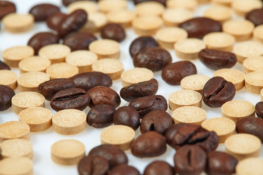Kofeina w tabletkach – kiedy i w jakim celu się ją stosuje? Bezpieczna dawka  i skutki przedawkowania kofeiny | Strona Zdrowia