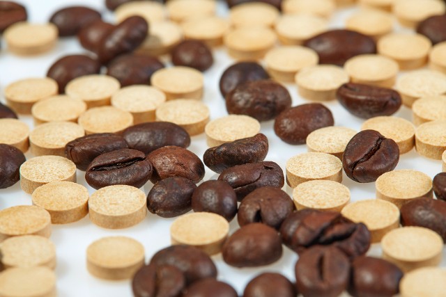 Kofeina to alkaloid (zasadowy związek organiczny), który występuje m.in. w takich roślinach jak: kawa, herbata, yerba mate czy kakao. Jednym ze sposobów na dostarczanie organizmowi kofeiny są tabletki.