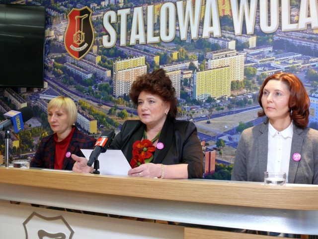 Trzy stalowowolskie radne zachęcają kobiety do badań.