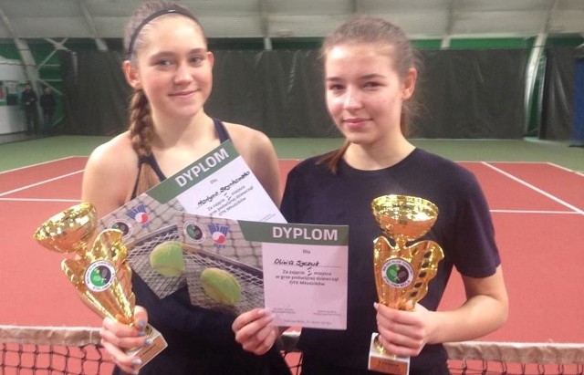 Buska tenisistka Oliwia Syczuk (z prawej) zajęła pierwsze miejsce w grze deblowej w turnieju w Stalowej Woli.