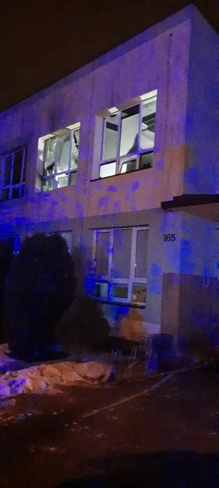 Pożar szkoły podstawowej w pow. lubelskim. Płomienie wydobywały się z okna budynku