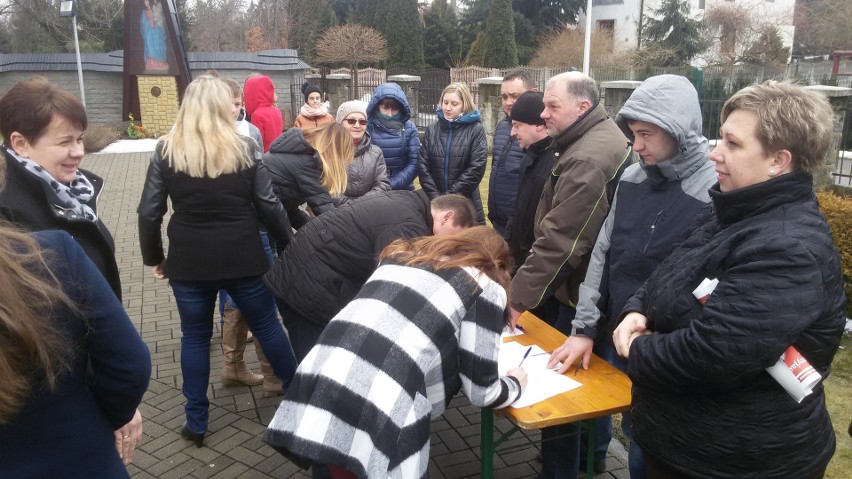 Przed kościołem w Leśnej odbyła się zbiórka podpisów przeciw...