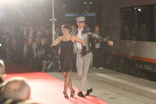 Pokaz otworzył taniec w wykonaniu Kamili Drezno i Patryka...