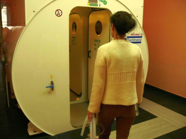 Wejście do komory hiperbarycznej, gdzie oddycha się tlenem pod podwyższonym ciśnieniem.