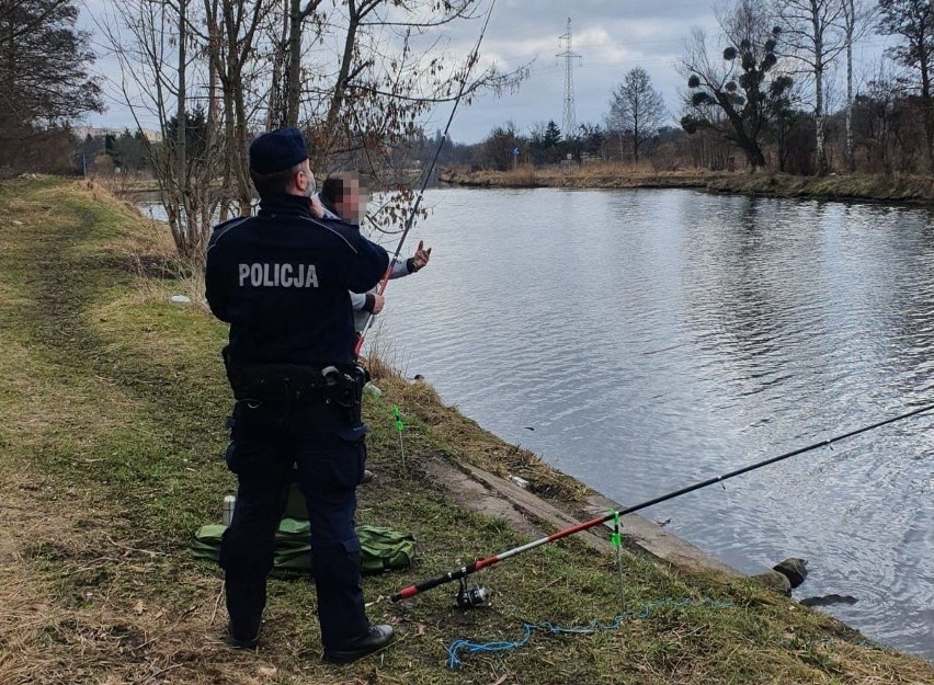 Policjanci przyłapali wędkarza na łowieniu w okresie...