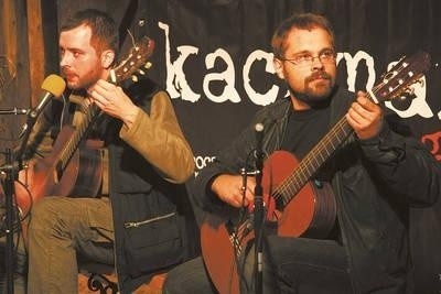 Namaszczeni przez Jacka Kaczmarskiego - Paweł Konopacki (z lewej) i Witold Łuczyński z Tria Łódzko-Chojnowskiego - po raz czwarty zagrali podczas zlotu "Kaczmarski underground" Fot. Piotr Subik