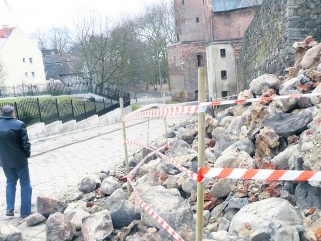 Mur obronny w pobliżu Książnicy Stargardzkiej zawalił się kolejny raz. Tym razem zniszczenia są znacznie większe niż poprzednio.