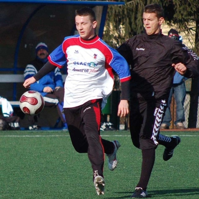 Patryk Wajszczuk (z lewej) jest testowany w Broni Radom. W sobotnim meczu zdobył nawet gola.