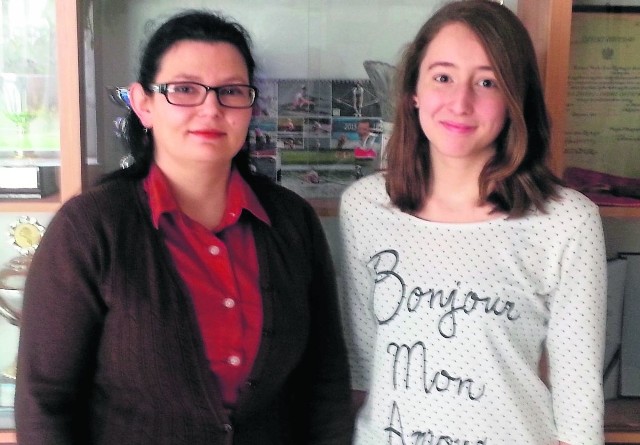 Aleksandra Kasprzyk oraz Ilona Wilk, nauczycielka języka polskiego, która wspierała i pomagała licealistce podczas pisania nagrodzonej pracy literackiej.