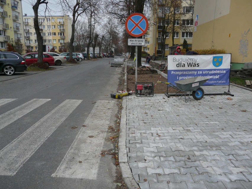 Robotnicy kończą budowę nowych chodników. Będzie też odnowiony parking ZDJĘCIA