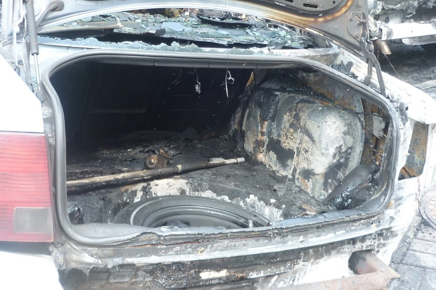 Dwa auta spaliły się na osiedlu Leśnym w Zielonej Górze (zdjęcia)