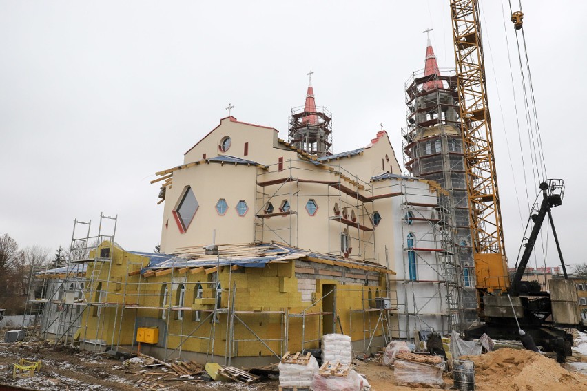 Kościół przy ul. Narewskiej. Zamontowano już hełmy wież [ZDJĘCIA]
