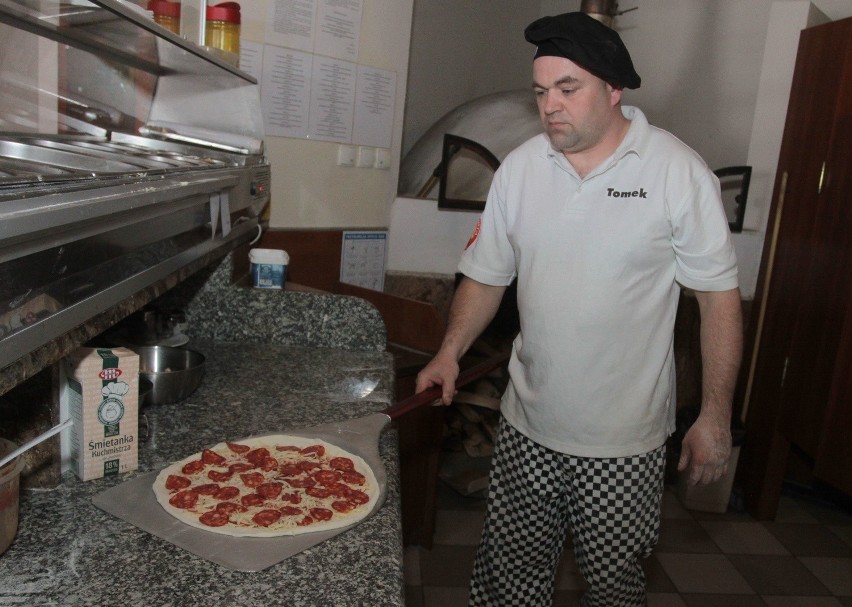 Pizze w La Favoricie wypiekane są w piecu opalanym drewnem.