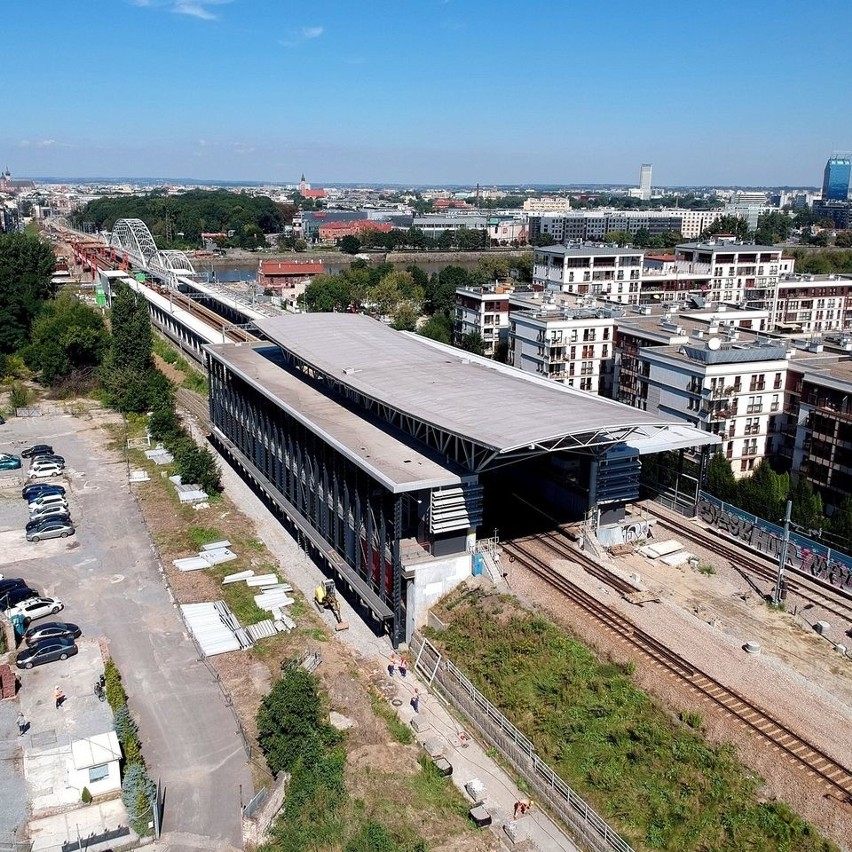 Kraków. Kolejarze rozebrali... nową stację. Demontują też most