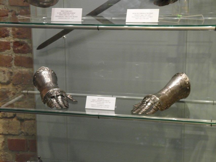 rękawice (część zbroi) datowane na okres między 1550-1570,...