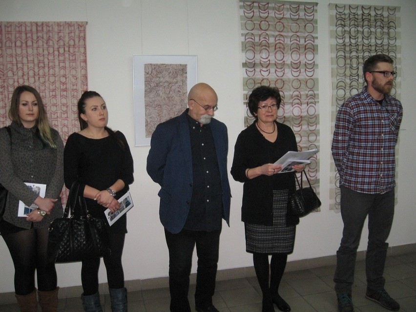 Szymon Piasta (z prawej), kurator galerii, zaprosił do...