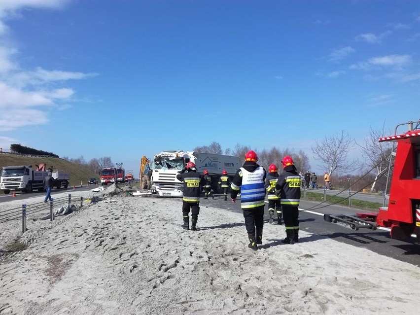 Wypadek na obwodnicy Tarnowa. Ciężarówka "stanęła dęba"