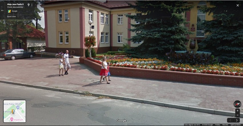 W programie Google Street View automatycznie zamazywane są...