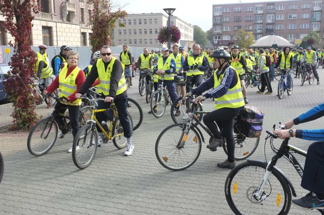 Rowerzyści spotkali się na placu przed Pałacem Kultury Zagłębia