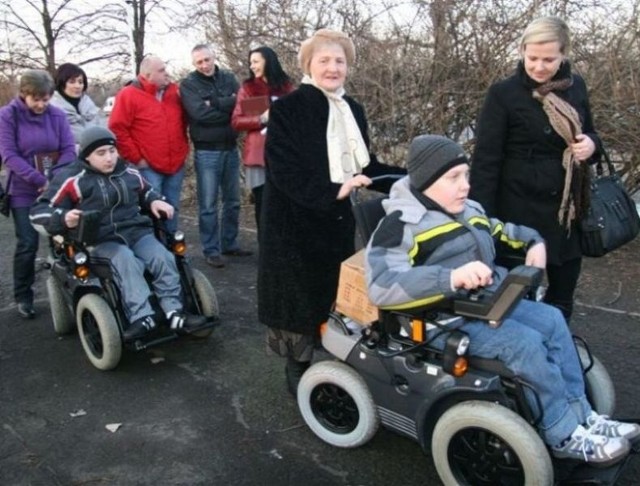 Patryk i Damian, choć na wózkach, radzą sobie w szkole dobrze. Patryk ma w tej chwili trudniej, po dwóch operacjach. Nie chodzi do szkoły. Ma do końca roku szkolnego indywidualne nauczanie.&#8211; Mamy nadzieję, że szczęśliwie wróci do gimnazjum po wakacjach &#8211; mówi Lidia Czaplicka. Więcej na ten temat przeczytasz w najbliższym wydaniu TO 