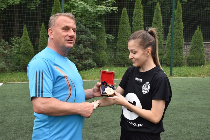 Agata Bała odebrała medal w towarzystwie swojego taty...