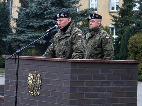 Gen. dyw. Mirosław Różański (pierwszy z lewej) podczas piątkowego pożegnania w międzyrzeckiej brygadzie.