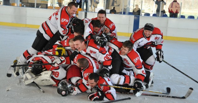 Tak cieszyli się reprezentanci Skarżyskiego Klubu Hokejowego Pirates ze zwycięstwa w ubiegłorocznej edycji turnieju w swoim mieście. Jak poradzą sobie jako gospodarze jutrzejszej batalii?