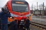 Pociąg z czerwoną kokardą pojawił się w środę na trasie Rzepin - Nowa Sól. To u nas nowość [ZDJĘCIA, WIDEO]