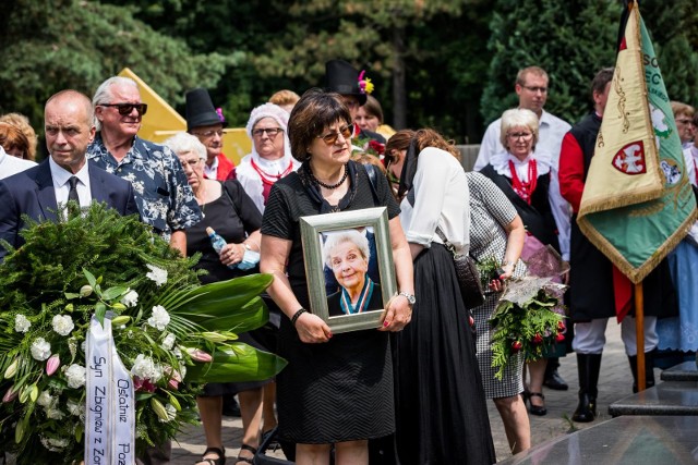 Wanda Szkulmowska, jako znawczyni kultury ludowej, angażowała się w działania wielu ważnych w regionie instytucji, m.in. Akademii Muzycznej w Bydgoszczy i Muzeum Etnograficznego w Toruniu. Inicjowała działania na rzecz propagowania folkloru, była, m.in., pomysłodawczynią i wieloletnią jurorką Konkursów Sztuki Ludowej Pałuk.Msza święta żałobna została odprawiona 14 lipca 2021 roku w kościele Zmartwychwstania Pańskiego przy Al. Kardynała Stefana Wyszyńskiego w Bydgoszczy. Pogrzeb odbył się na cmentarzu parafialnym na Bielawkach w Bydgoszczy.