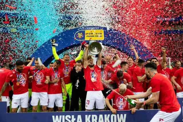 Piłkarze, trenerzy i właściciel Wisły oraz kibice z Krakowa świętują na Stadionie Narodowym zdobycie Pucharu Polski