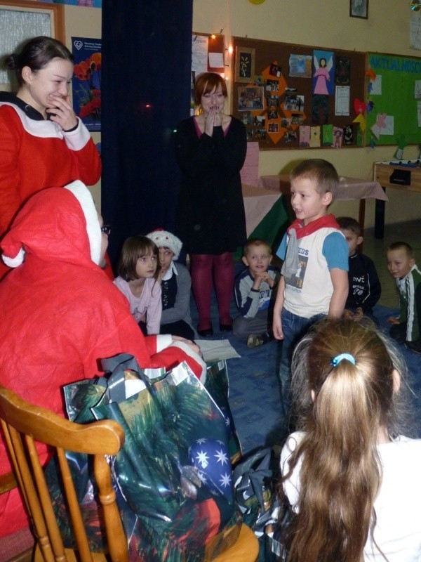 Studenci przebrani w stroje Mikołaja przekazywali dary dzieciom z ośrodka Rafael w Kielcach.