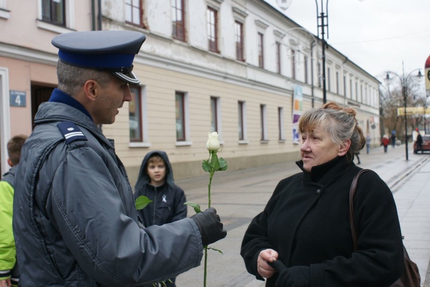 VI Kampania Białej Wstążki. Policja zatrzymywała kobiety na ulicy. Rozdawali kwiaty (zdjęcia)