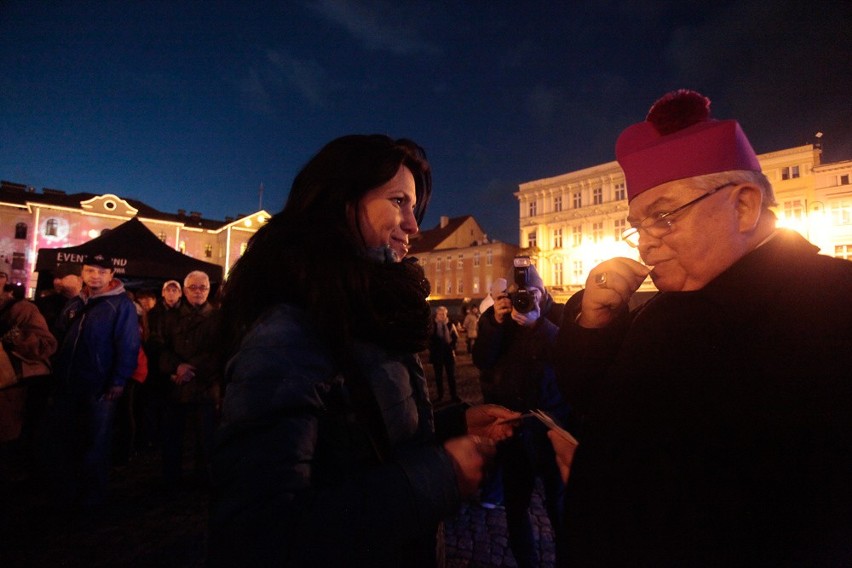 Na Rynku w Bydgoszczy mieszczanie wspólnie podzielili się...