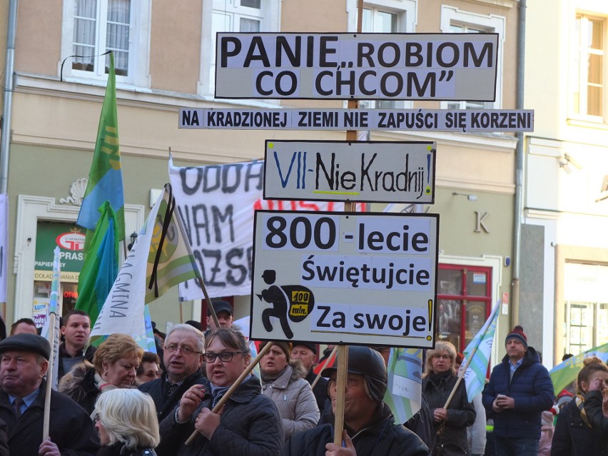 Protestujący na Rynku w Opolu.